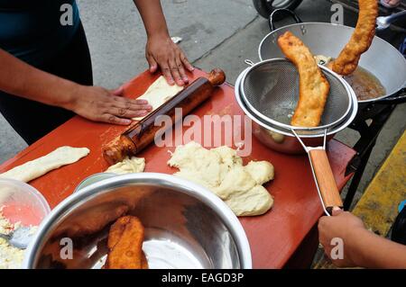 Torta di formaggio - stallo Cachanga- Empanada - Mercato di Tumbes. Dipartimento di Tumbes .PERÙ Foto Stock