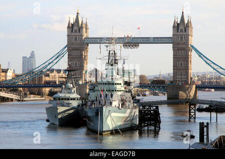 La storica nave da guerra, HMS Belfast, ormeggiata nel fiume Thames, London. Un recipiente di corrente, HMS Severn, è ormeggiato accanto a. Foto Stock