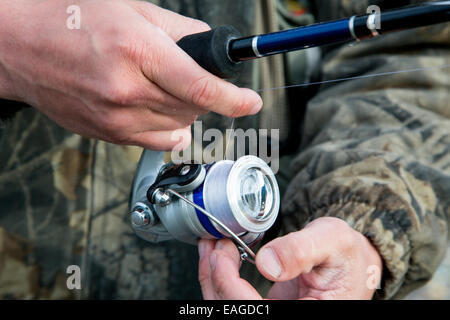 Un uomo di pesca sul lago di coregone in coregoni, Montana. Foto Stock