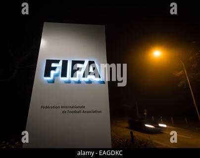 Zurigo, Svizzera. 14 Novembre, 2014. Mentre si guida verso il basso il vicolo buio di "FIFA Street', una vettura sta passando dall'ingresso illuminato segno della FIFA sede a Zurigo, Svizzera. Credito: Erik Tham/Alamy Live News Foto Stock