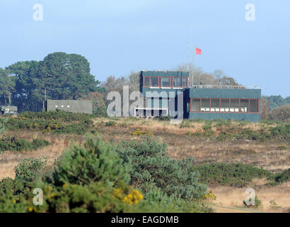 Lulworth gamma, Dorset, Regno Unito. 14 Novembre, 2014. Il tempo di parte di soldati dell'esercito britannico che forniscono la resilienza blindati per esso sono state mostrare ciò che essi sono in grado di Oggi (Venerdì) alle gamme di Lulworth nel Dorset. Il Challenger MkII serbatoi equipaggi sono tutti completamente addestrato soldati di riserva dal Royal Wessex Yeomanry e sono ora pronti ad unirsi in un conflitto con il tempo pieno reggimenti corazzati dovrebbero essere invitati a. Credito: Dorset Media Service/Alamy Live News Foto Stock