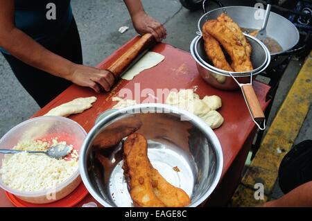 Torta di formaggio - stallo Cachanga- Empanada - Mercato di Tumbes. Dipartimento di Tumbes .PERÙ Foto Stock