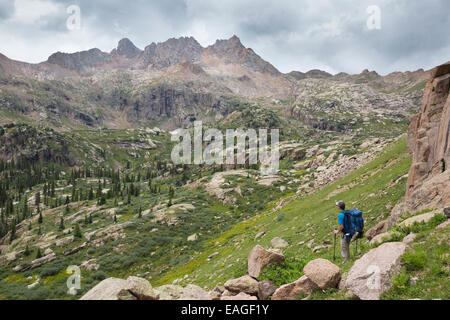 Un escursionista si affaccia sulla Weminuche Wilderness backcountry. Foto Stock