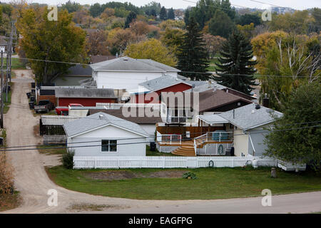 Vicolo sul retro della suburbana case canadese del Saskatchewan, Canada Foto Stock