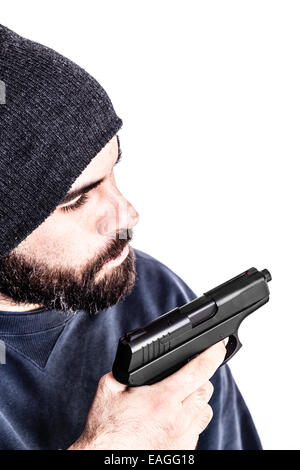 Un barbuto penale o un poliziotto in incognito con una pistola e indossando un beanie hat isolato su bianco Foto Stock