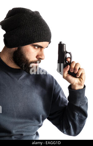 Un barbuto penale o un poliziotto in incognito con una pistola e indossando un beanie hat isolato su bianco Foto Stock