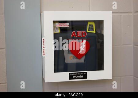 Aed defibrillatore automatico esterno installato in una scuola di luogo pubblico Saskatchewan Canada Foto Stock