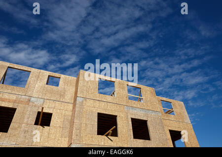 Tipica struttura di legno blocco condominiale costruzione con pannelli in lamiera del Saskatchewan, Canada Foto Stock