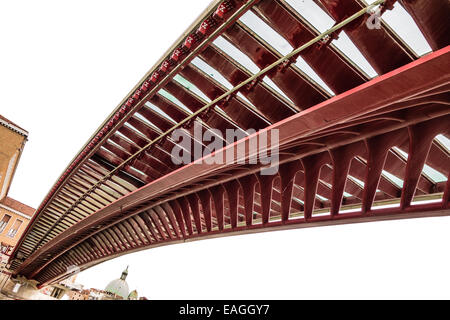 Primo piano della monorotaia di moderna costruzione contro il cielo di sera Foto Stock