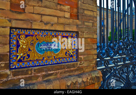 Vecchio con piastrelle di ceramica in segno al di fuori della Reale Fabbrica di Tabacco, Università di Siviglia, in Andalusia, Spagna Foto Stock