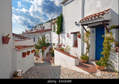 El Acebuchal Street scene, nelle montagne vicino a Frigiliana, Costa del Sol, provincia di Malaga, Andlaucia, Spagna Foto Stock