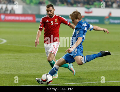 Budapest, Ungheria. 14 Novembre, 2014. Accanto a Hunagrian Attila Fiola (l) attraversa la sfera del finlandese Jere Uronen durante l'Ungheria vs. Finlandia UEFA EURO 2016 qualifier partita di calcio in Groupama Arena il 14 novembre 2014 a Budapest, Ungheria. Credito: Laszlo Szirtesi/Alamy Live News Foto Stock