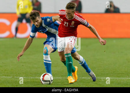 Budapest, Ungheria. 14 Novembre, 2014. Duello tra Hunagrian Krisztian Simon (r) e il finlandese Perparim Hetemaj durante l'Ungheria vs. Finlandia UEFA EURO 2016 qualifier partita di calcio in Groupama Arena il 14 novembre 2014 a Budapest, Ungheria. Credito: Laszlo Szirtesi/Alamy Live News Foto Stock