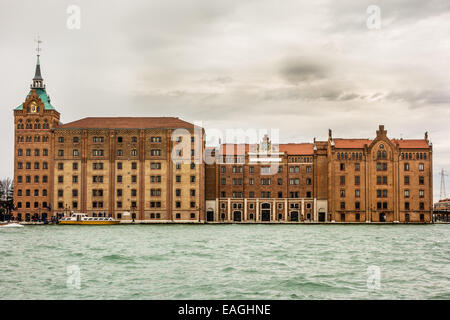 Venezia- Marzo 14:nell'angolo ovest della Giudecca, il Molino Stucky è una anomalia sul panorama di Venezia, un nuovo gotico industrial Foto Stock