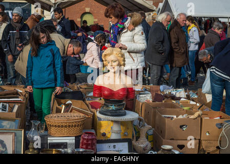 Bruxelles:Marolles Mercato delle pulci su Place du jeu de Balle Foto Stock