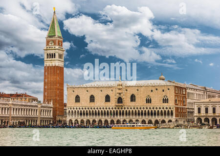 Vista panoramica del campanile di San Marco vista su Canal, Venezia, Veneto, Italia. Foto Stock