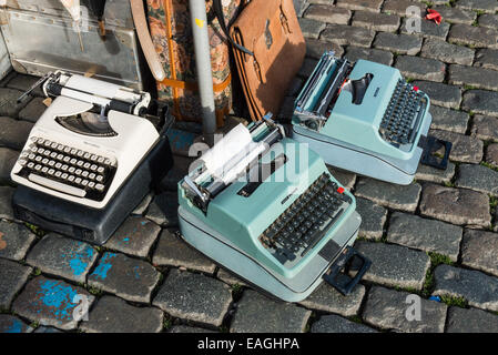 Bruxelles:Marolles Mercato delle pulci su Place du jeu de Balle Foto Stock