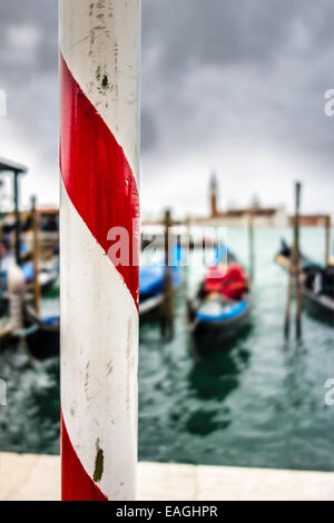 Diverse le gondole e Giorgio Maggiore Isola di Venezia. Foto Stock