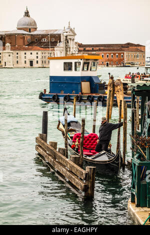 Venezia, Italia - 14 Marzo: gondoliere il Canal Grande a Marzo 14, 2013 a Venezia, Italia. Le gondole sono tradizionali a remi veneziani Foto Stock