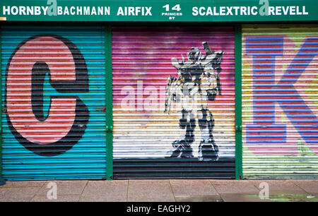 Tapparelle dipinte con murales, Southport, Merseyside, Regno Unito Foto Stock