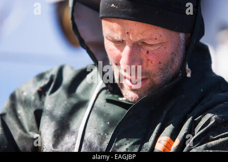 Ritratto di Jens commerciale Klaar pesca halibut Ikatan nella baia vicino a false Pass, Southwest Alaska, Estate. Foto Stock