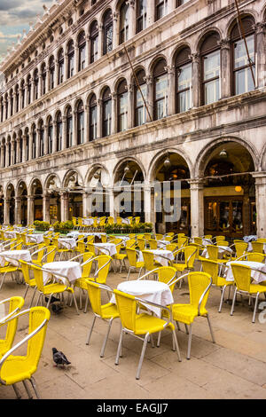 Cafe i tavoli e le sedie in piedi sulla Piazza San Marco a Venezia. Foto Stock