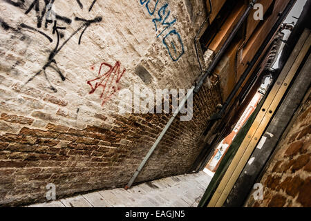 Un vicolo puzzolente con graffiti a Venezia, Italia Foto Stock