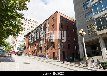 La gente camminare su di una ripida strada di Seattle Foto Stock