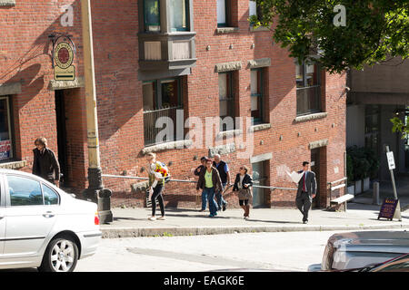 Le persone camminare su per una ripida strada di Seattle Foto Stock