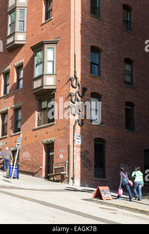 La gente camminare su di una ripida strada di Seattle Foto Stock