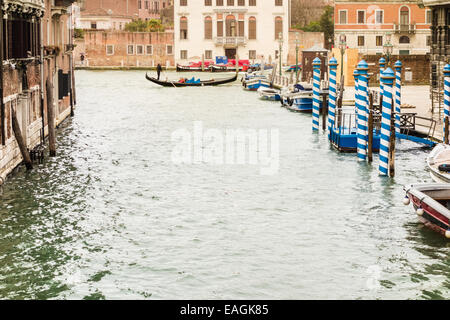 Stretto canale tra vecchi colorate case di mattoni a Venezia, Italia. Foto Stock