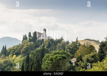 Santuario della Beata Vergine del Monticino circondato da cipressi, a Brisighella in Italia. Vista dalla fortezza medievale di veneziani Foto Stock