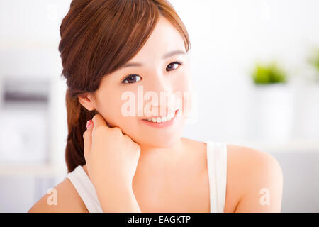 Sorridente giovane donna asiatica faccia Foto Stock