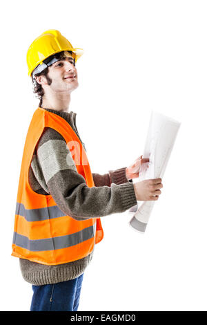 Un bel un architetto o un ingegnere o caposquadra che indossa un elmetto e giubbotto e portando alcuni piani di costruzione. isolat Foto Stock