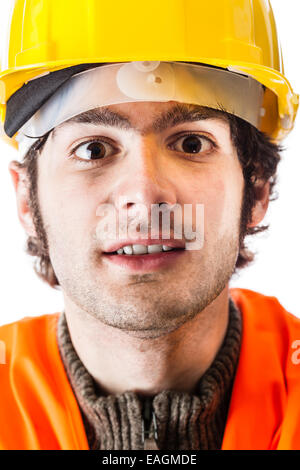 Close up ritratto di un tecnico o di un caposquadra che indossa un giubbotto e un hardhat giallo Foto Stock
