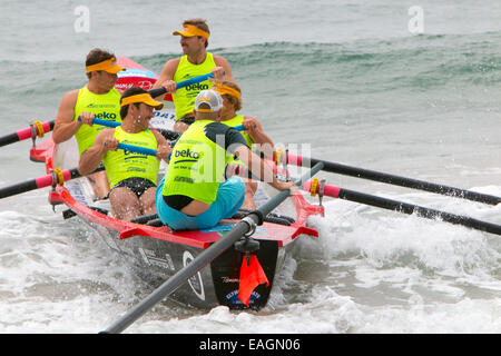 Sydney, Australia. 15 Novembre, 2014. L'Oceano serie Thunder è stato sviluppato appositamente per la televisione e include 24 elite squadre maschili e 12 elite womens squadre da sydney locale surf club, la concorrenza è in corso presso Dee Why beach Sydney Australia,Collaroy mens team in azione Credit: martin berry/Alamy Live News Foto Stock