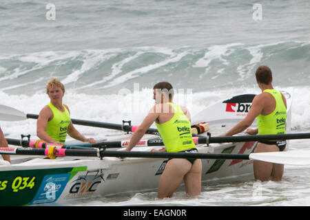 Sydney, Australia. 15 Novembre, 2014. L'Oceano serie Thunder è stato sviluppato appositamente per la televisione e include 24 elite squadre maschili e 12 elite womens squadre da sydney locale surf club, la concorrenza è in corso presso Dee Why beach Sydney Australia Credit: martin berry/Alamy Live News Foto Stock