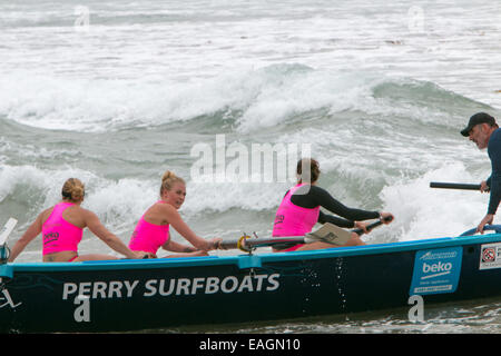 Sydney, Australia. 15 Novembre, 2014. L'Oceano serie Thunder è stato sviluppato appositamente per la televisione e include 24 elite squadre maschili e 12 elite womens squadre da sydney locale surf club, la concorrenza è in corso presso Dee Why beach Sydney Australia Credit: martin berry/Alamy Live News Foto Stock