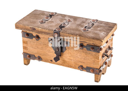 Una piccola cassa di legno isolate su uno sfondo bianco Foto Stock