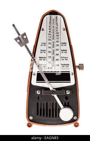 Un piccolo metronomo isolate su uno sfondo bianco Foto Stock