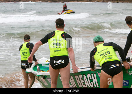 Sydney, Australia. 15 Novembre, 2014. L'Oceano serie Thunder è stato sviluppato appositamente per la televisione e include 24 elite squadre maschili e 12 elite womens squadre da sydney locale surf club, la concorrenza è in corso presso Dee Why beach Sydney Australia, Palm Beach surf club team mens Credito: martin berry/Alamy Live News Foto Stock