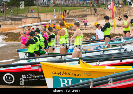 Sydney, Australia. 15 Novembre, 2014. L'Oceano serie Thunder è stato sviluppato appositamente per la televisione e include 24 elite squadre maschili e 12 elite womens squadre da sydney locale surf club, la concorrenza è in corso presso Dee Why beach Sydney Australia Credit: martin berry/Alamy Live News Foto Stock