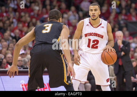 14 novembre 2014: Wisconsin Badgers guard Traevon Jackson #12 esegue il Wisconsin reato durante il NCAA pallacanestro tra il Wisconsin Badgers e il Northern Kentucky norreni a Kohl Center a Madison, WI. Wisconsin sconfitto Northern Kentucky 62-31. John Fisher/CSM Foto Stock