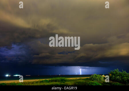 Miami Beach Florida,Oceano Atlantico,notte,tempesta,tempo,fulmine sciopero,FL141031005 Foto Stock