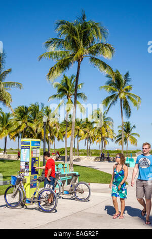 Miami Beach Florida, Lummus Park, Serpentine Trail, DecoBike Citi Bike CitiBike bike sistema di condivisione bici, noleggio, adulti uomo uomo uomo maschio, donna donna donna femmina l Foto Stock