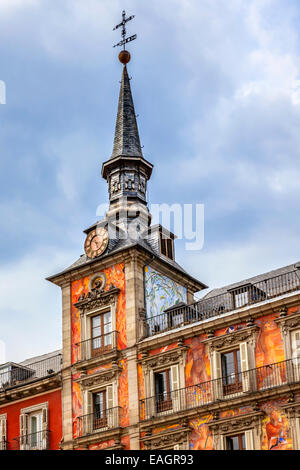 Plaza Mayor il campanile costruito nel 1617 la famosa piazza Cityscape Madrid Spagna. Foto Stock