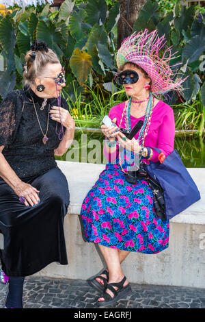 Miami Beach Florida, Lincoln Road, centro commerciale pedonale, Halloween, costume, vestito, personaggio, anziani anziani anziani cittadini pensionati pene Foto Stock