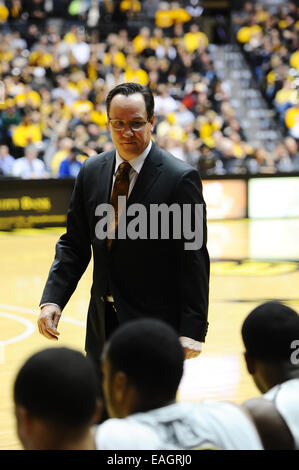 Wichita, Kansas, Stati Uniti d'America. Xiv Nov, 2014. Wichita State Shockers head coach Gregg indagini Marshall il suo banco nella prima metà durante il NCAA pallacanestro tra il nuovo Stato del Messico Aggies e Wichita State Shockers a Charles Koch Arena di Wichita, Kansas. Kendall Shaw/CSM/Alamy Live News Foto Stock