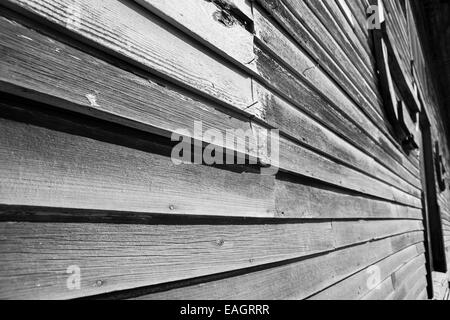 Costruzione di vista laterale, clapboard diminuendo le linee di prospettiva in bianco e nero. Foto Stock