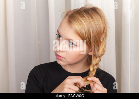 Bionda ragazza caucasica trecce treccia, closeup ritratto in studio Foto Stock